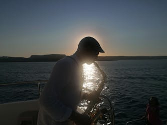 Cruzeiro ao pôr do sol em Cape Greco com saxofone ao vivo